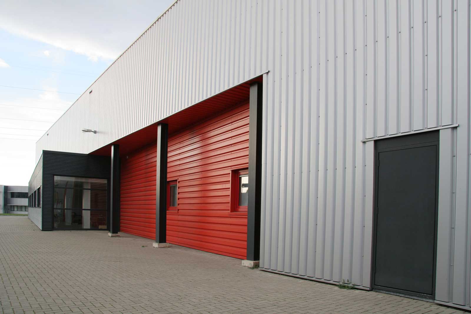 fragment zijgevel - productiehal Finish Profiles Stein