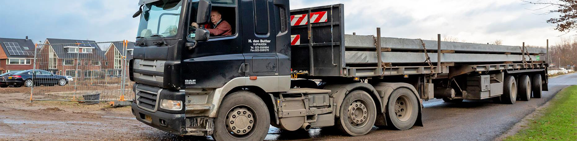 eerste paal Oude Tol eiland 2 te Reeuwijk - vrachtwagen met heipalen
